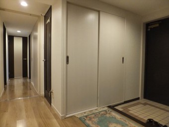 上部スペースを有効利用して玄関収納を設置 上部スペースを有効利用して玄関収納を設置